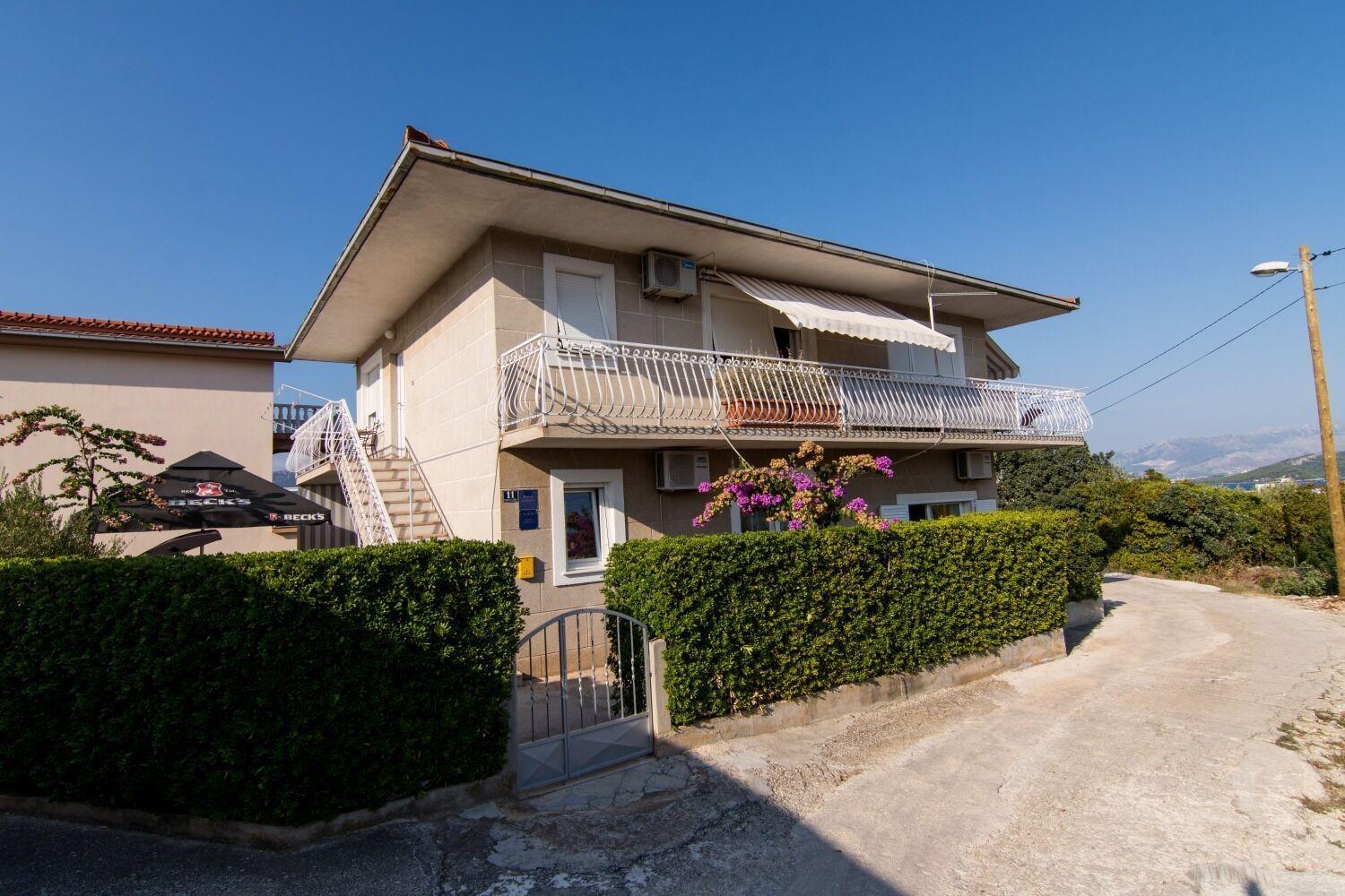 Apartments Ivica - Garden Terrace Slatine Exterior foto
